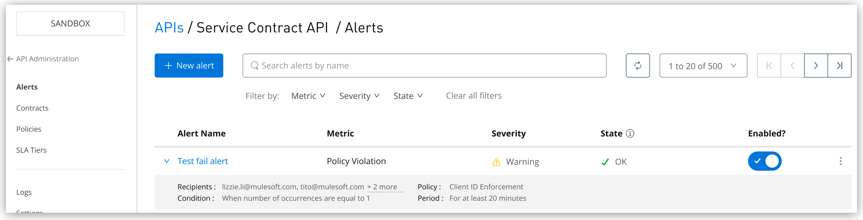 「Test fail alert (テスト失敗アラート)」という名前の展開されたアラートが表示されている API サービスコントラクトアラートのテーブル